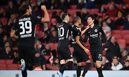 Θλιβερή Άρσεναλ, βήμα πρόκρισης για την Άιντραχτ