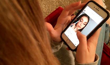 Ένας στους 4 νέους δεν «ξεκολλάει» από το κινητό - Τι φταίει