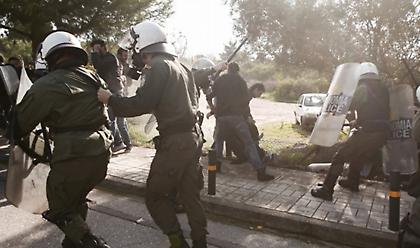 Κλειστή η λεωφόρος Ποσειδώνος - Ένταση και χημικά στην πορεία φοιτητών