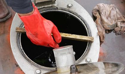 Αττική: Από 21 πρατήρια προωθούνταν τα νοθευμένα καύσιμα. Πώς δρούσε η σπείρα