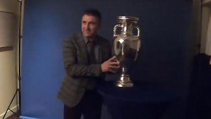 «Αγκαλιά» ξανά με το τρόπαιο του Euro ο Ζαγοράκης (video)