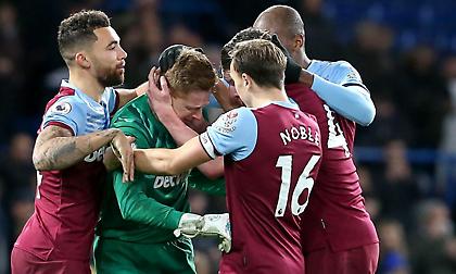 Τα δάκρυα του Μάρτιν και η αγκαλιά στον πατέρα του (video)