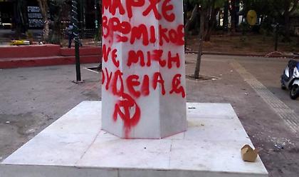 Άγνωστοι βανδάλισαν ξανά το άγαλμα στην κεντρική πλατεία Εξαρχείων