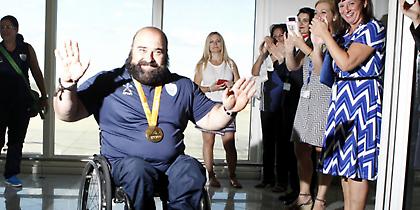 Ο «χρυσός» Παραολυμπιονίκης Παύλος Μάμαλος διέψευσε ότι πουλάει τα μετάλλιά του για επέμβαση