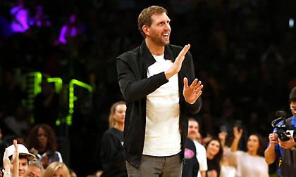 Η τιμητική υποδοχή των Λέικερς στον μύθο Νοβίτσκι (video)