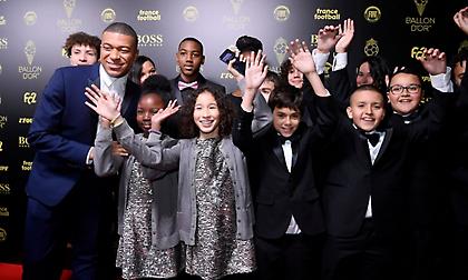 Περιζήτητος ο Εμπαπέ στην απονομή της «Χρυσής Μπάλας»