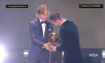Ο Μοντριτς δίνει τη «Χρυσή Μπάλα» στον Μέσι (video)