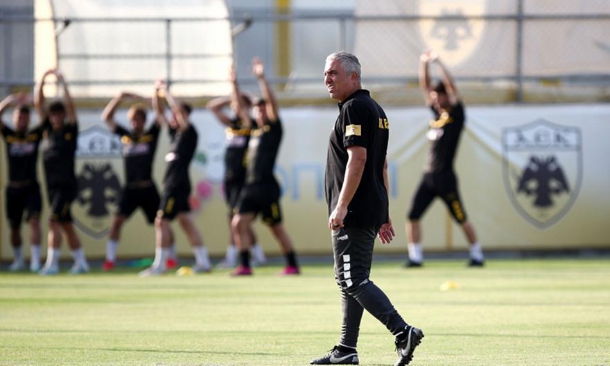 Το… περίεργο κλίμα στην προπόνηση της ΑΕΚ και το μήνυμα από Κωστένογλου