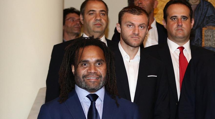 «Χρόνια πολλά» σε Καρεμπέ και Αβραάμ ο Ολυμπιακός