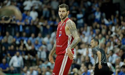 Νοκ άουτ ο Μίτσοβ για Αρμάνι