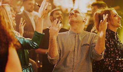 Το ξέφρενο γλέντι του Νίκου Μουτσινά στη Λένα Ζευγαρά - «Αμάρτησαν» μαζί on stage