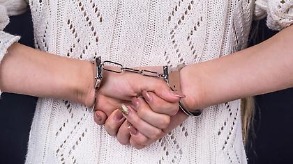 Αιματηρό επεισόδιο στη Κρήτη: 21χρονη επιτέθηκε με μαχαίρι σε 26χρονο