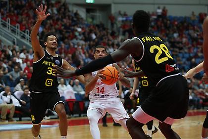 Χέρι-χέρι με ΑΕΚ στην κορυφή η Χάποελ