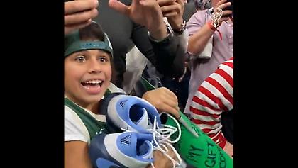 Νέο δώρο του Γιάννη σε μικρή φίλη των Μπακς! (video)