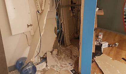 Μενίδι: Εισβολή με αυτοκίνητο σε κατάστημα κινητής τηλεφωνίας