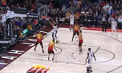 «Χορευτικό» και πόστερ κάρφωμα από Ντέιβις στο Top 10 (video)