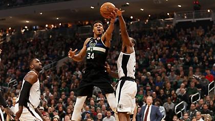 Με τρομερό Γιάννη «κατάπιαν» τους Κλίπερς οι Μπακς