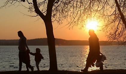 Ο σχεδιασμός της κυβέρνησης για στήριξη της οικογένειας: Mέτρα για αναδοχή κι υιοθεσία