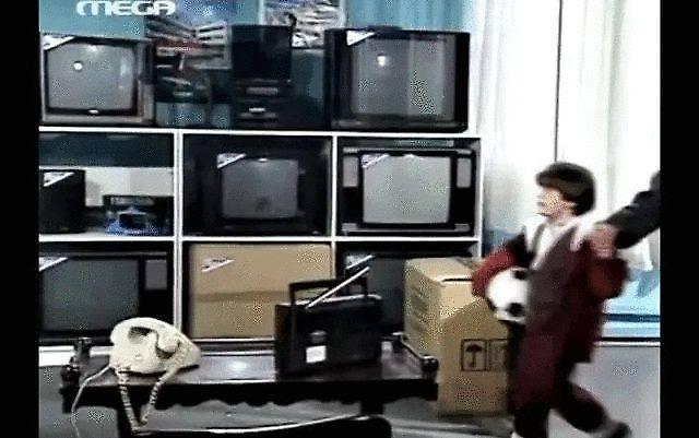 8/10 ρεκόρ: Μπορείς να αναγνωρίσεις τη θρυλική ελληνική σειρά από ένα μόνο καρέ;