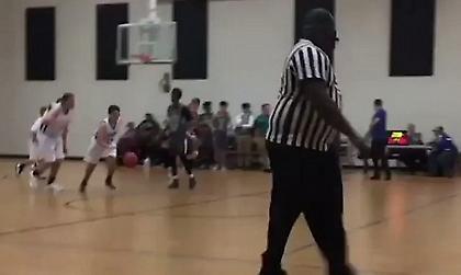 Αυτό είναι το μπάσκετ: Παιδί με αυτισμό σκοράρει σε αγώνα και πανηγυρίζει όλο το γήπεδο!