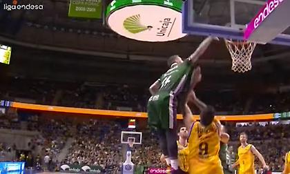 Τρομερό κάρφωμα του Άνταμς πάνω σε άμυνα του Μπουρούση (video)