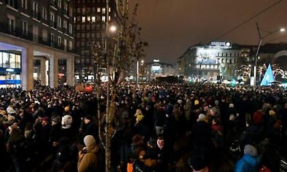 Ουγγαρία: «Γουρούνια, κάτω τα χέρια σας από το θέατρο»