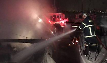 Ολοκληρώθηκε η κατάσβεση του σκάφους στη Μαρίνα Αλίμου (pics)