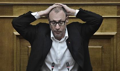 Γρηγοριάδης με χέρια ψηλά στη Βουλή: Παραδίνομαι – Παραδίνομαι – Παραδίνομαι (vid)