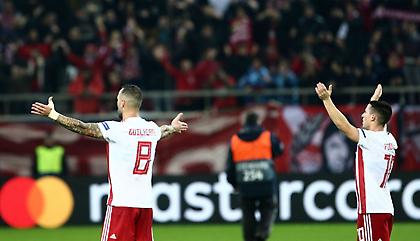 Οι πανηγυρισμοί παικτών και φιλάθλων του Ολυμπιακού!