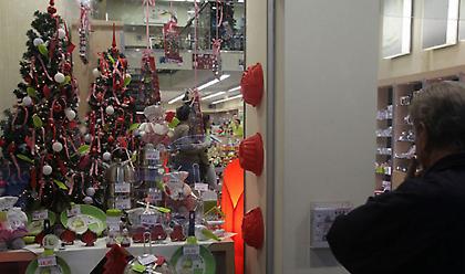 Ξεκίνησε το εορταστικό ωράριο: Οι Κυριακές που θα λειτουργούν τα καταστήματα