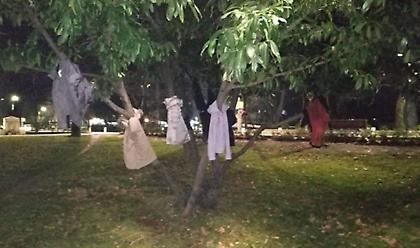 Έδεσσα: Μπουφάν κρεμασμένα στα δέντρα για να μη μείνει κανείς μόνος στους κρύους μήνες του χειμώνα