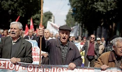 Ξεκίνησε η πορεία των συνταξιούχων από τα Προπύλαια του Πανεπιστημίου