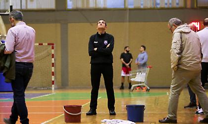 Μόνο στην Ελλάδα: Αναβλήθηκε αγώνας μπάσκετ λόγω... βροχής! (pics)