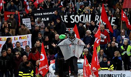 Γαλλία: Συνεχίζεται για 10η ημέρα η απεργία για το συνταξιοδοτικό