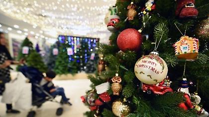 Σε ισχύ από σήμερα το εορταστικό ωράριο των καταστημάτων