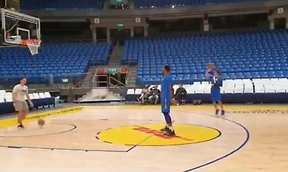 Έβαλε 5/5 τρίποντα με… δεμένο χέρι ο Ντι Μπαρτολομέο (video)