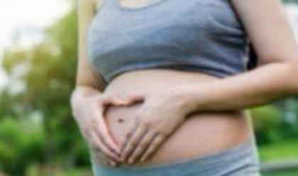 Όλο και λιγότερα παιδιά γεννιούνται στη χώρα μας