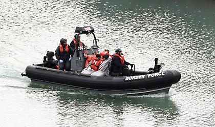 Βρετανία: Συνελήφθησαν 69 μετανάστες που πήγαν να περάσουν το Στενό της Μάγχης με βάρκες