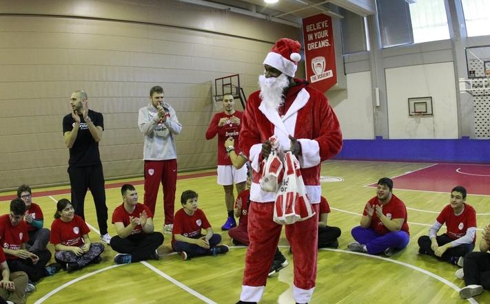 Ντύθηκε Άγιος Βασίλης και μοίρασε δώρα ο Μπράντον Πολ (pics)