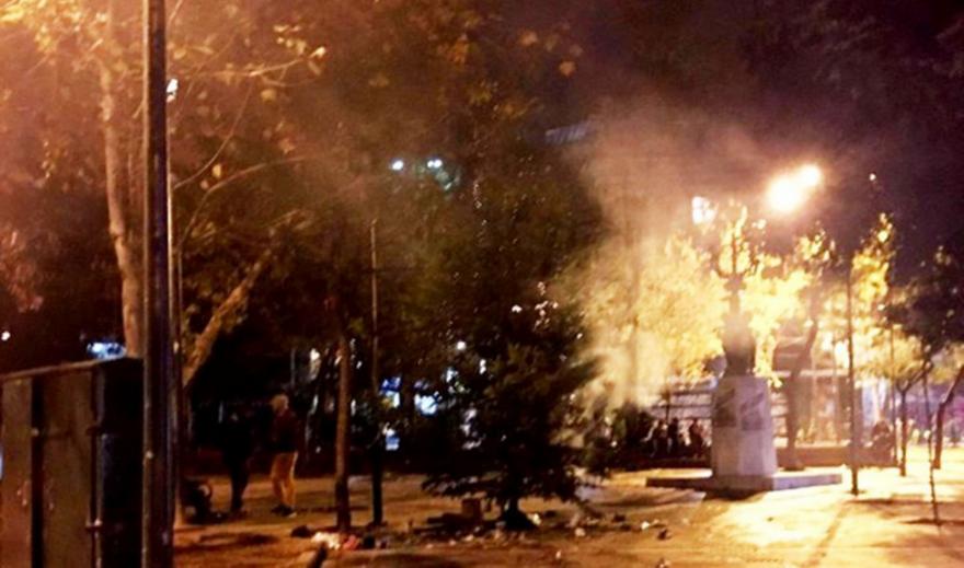 Μπακογιάννης για Εξάρχεια: «Το δέντρο θα ξαναστηθεί» - Το βίντεο με το κάψιμο του δέντρου