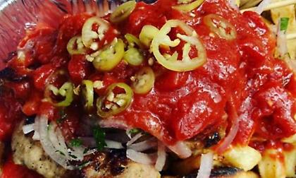 Ουρές για να το δοκιμάσουν: Το καλύτερο σουβλάκι της Αθήνας έχει έναν μόνο δικό του κανόνα