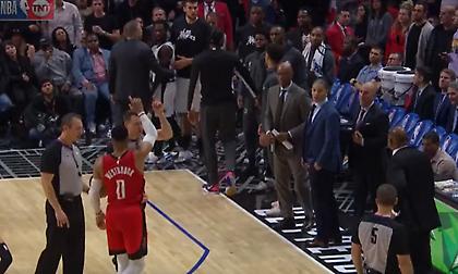 Ο Γουέστμπρουκ αποχαιρέτησε τον Μπέβερλι μετά την αποβολή του και τιμωρήθηκε με τεχνική (video)