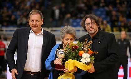 Η βράβευση της Νόνης Μπάρλου, στη μνήμη του Λουκά (video)