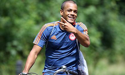 Ο Ντοσεβί κι ένας συμπαίκτης του έβλεπαν το… clasico στον πάγκο, την ώρα που έπαιζε η ομάδα τους