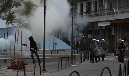 Ένταση και χημικά στο Μαρούσι μετά την επιχείρηση ανακατάληψης κτιρίου