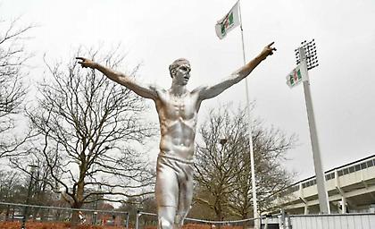 Βανδάλισαν ξανά το άγαλμα του Ζλάταν (pics)