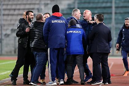 Ένταση ανάμεσα σε Καραπαπά και... διερμηνέα Μπέο (pics)