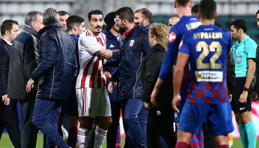 «Αρπάχτηκαν» οι παίκτες του Ολυμπιακού στο Βόλο - «Πέσιμο» Τοροσίδη στον διαιτητή