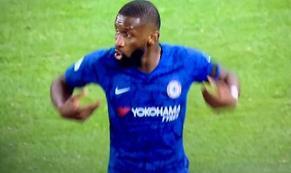 Συνεχόμενες ρατσιστικές επιθέσεις στον Ρούντιγκερ στο λονδρέζικο ντέρμπι