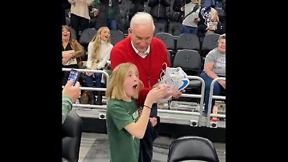 Ο Γιάννης έδωσε τα παπούτσια του σε ένα κορίτσι και αυτό… τρελάθηκε!